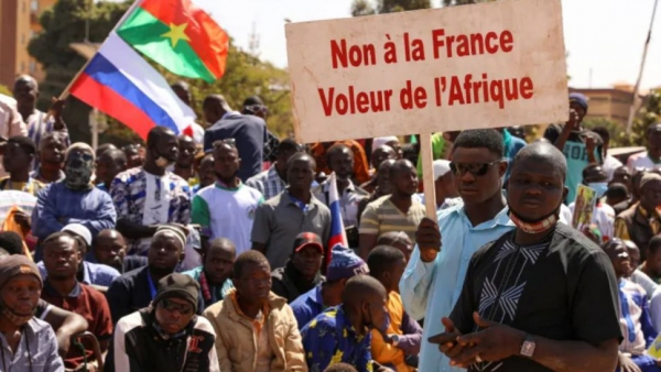بوركينا فاسو تطرد 3 دبلوماسيين فرنسيين بسبب &quot;نشاطات تخريبية&quot;
